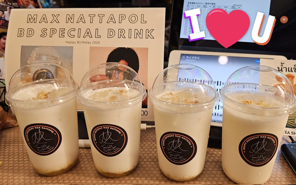 maxiiinandjp's tweet photo. 🎂 Max Nattapol BD Cafe Event 🎂
Wの㊗️は本日スタート🎉
日時: 6月8日(月)～14日(日) ※10日休
場所: TOKYO No.1茶房様 @tokyono1sabo
🎁ギブアウェイは毎年好評のドリンクホルダー! 
6/9がBDのMaxは今年ドラマデビュー10周年🫶
一緒にお祝いしませんか? 💗🥳
#maxiiin_ 
#MBD2026inJP 
#MBD2026 https://t.co/l3eb57GOYg