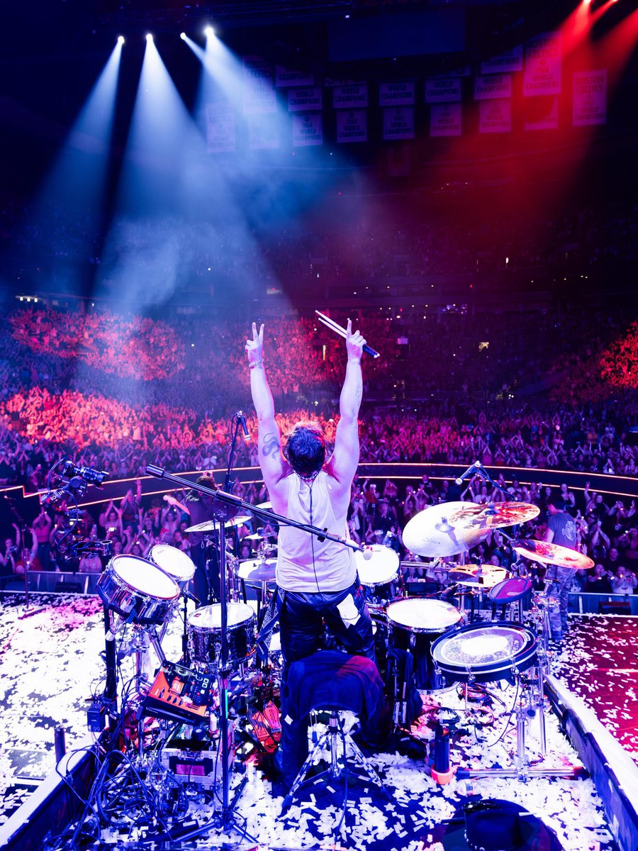 The5SOSYears's tweet photo. A HUGE congratulations to our friend @badcrystalart for getting to photograph for 5SOS at their recent Boston stop for #EASBoston ★
You know what that means 👀
Keep an eye here for exclusive content from Boston ☆ https://t.co/YLKFMRn0fJ