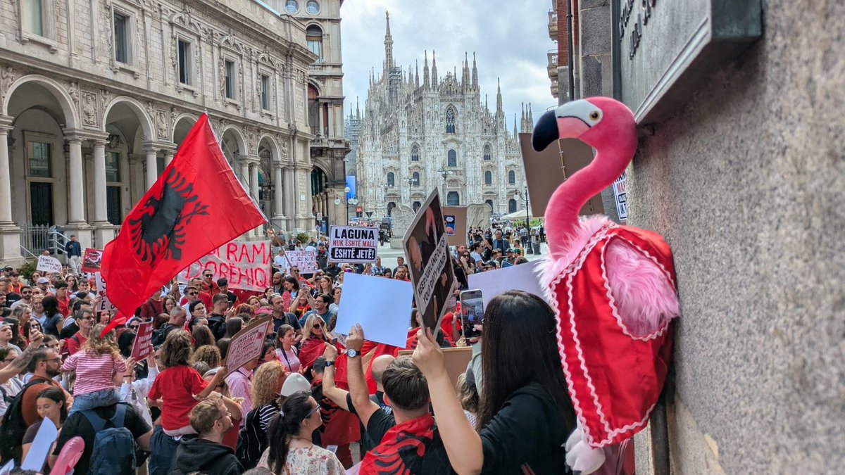 GuerrasyGPcr's tweet photo. 🇦🇱 El pueblo de Albania se mantiene en protesta ya por cinco días después de que el sionista Jared Kushner e Ivanka Trump mostraran interés por desarrollar un proyecto de lujo en una isla de importantes recursos naturales. Los albaneses reclaman que el desarrollo del proyecto perjudicará los recursos naturales y el hábitat natural de los flamencos. 
El día de hoy los albaneses han invadido la isla de Sazan y han destruido las habitaciones donde estaban viviendo y los han expulsado del país