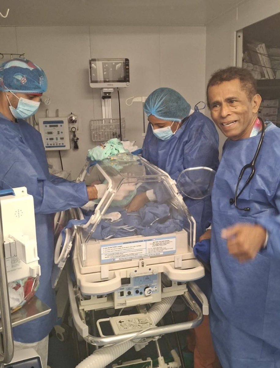 petrogustavo's tweet photo. Así nacen los  años y niñas en el buque/hospital Benkos Biohó de nuestro sistema preventivo y asistencial público.quw recorre todo el litoral pacífico y sus ríos incluidos.

Por fin son bebés  nacidos en su propio territorio. https://t.co/oXVjWlCqDn