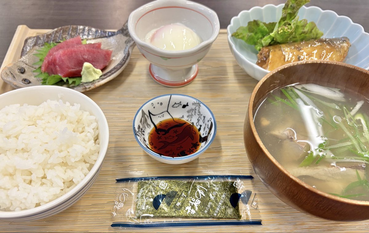 CXOBANK's tweet photo. あれ、、、おかしいな。さっき宿で朝ごはん食べたばかりなのに。朝ごはん第二弾食べてる私。秋田県潟上市の"道の駅てんのう”でついつい。しかもこの見事な魚づくしの定食が、、、税込み800円。なんなんだここは。鮮魚店が運営しているからこそできるコスパ殿堂入りレベル。次回は海鮮丼食べてみたい。 https://t.co/tB4xjbEWzd