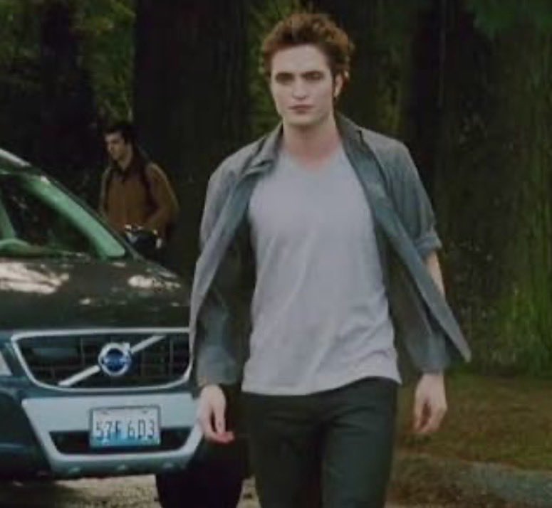 AnneKostecki's tweet photo. Edward’s slow-mo smirk walk in New Moon is one of the funniest things in cinematic history. https://t.co/Iv1paW4n1G