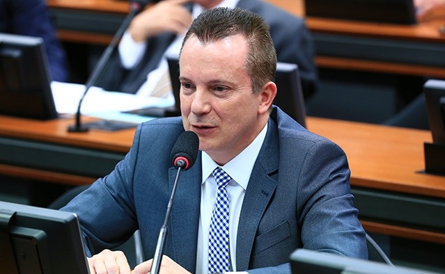 DaniloTorres100's tweet photo. O deputado Russomanno (Republicanos-SP) tem 28 assessores. Até maio, gastou quase 700 mil com assessoria!

Com só 51 presenças no Congresso em 2026, gastou 106 mil em auxílios para gasolina, escritório etc.

O sujeito gasta 1400 reais por mês com telefonia!

Isso precisa acabar! https://t.co/1p1sSLsidM