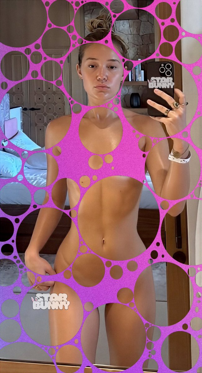 bnnyhmps's tweet photo. why does she even bother wearing clothes https://t.co/SEU1X4fuJu