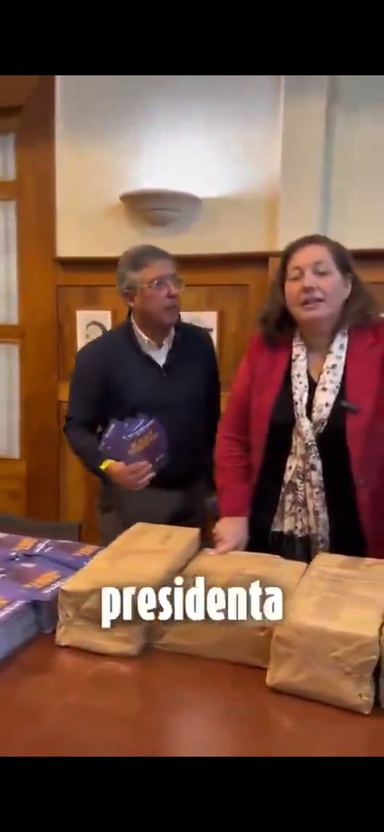 ososte1968's tweet photo. @DRESTRUM__Pl Ahí está lo cínica y política básica de la zurda @pvodanovic riéndose con toda la panfleteria q tendrá q entubarsela en rollitos.
Además, habrá una investigación si utilizó fondos del partido q le entrega el estado
Parece que va a tener que pagarlos ella y el wea @BarriosOteiza https://t.co/IW1uXuYobq
