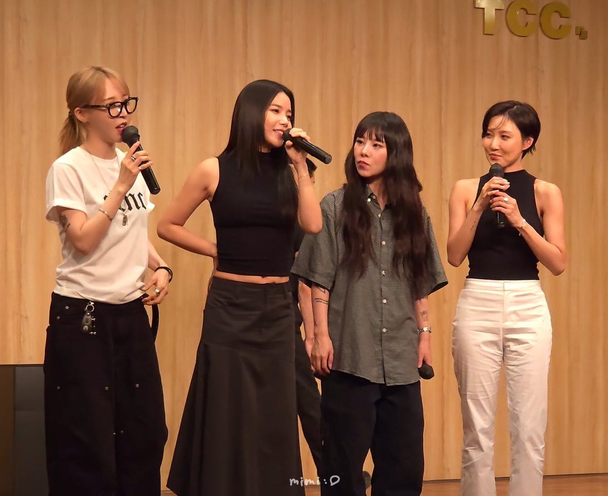 ultmoonsun's tweet photo. all three of them did do wheein so dirty with their shoes of the day tho look at her looking even tinier than normal 🤏🏼 https://t.co/iTOHdtWBOm