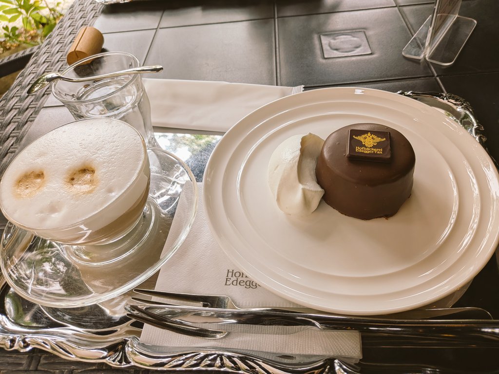 latina_sama's tweet photo. 京都の平安神宮近くにある、「ホーフベッカライ エーデッガー・タックス」に行きました！ここは、16世紀にオーストリアで創業したベーカリーの日本店です。
本格的なオーストリアのパンを食べたい方はぜひ！ザッハトルテなどのケーキもおいしかったです。 https://t.co/Mn8Wv93Y13