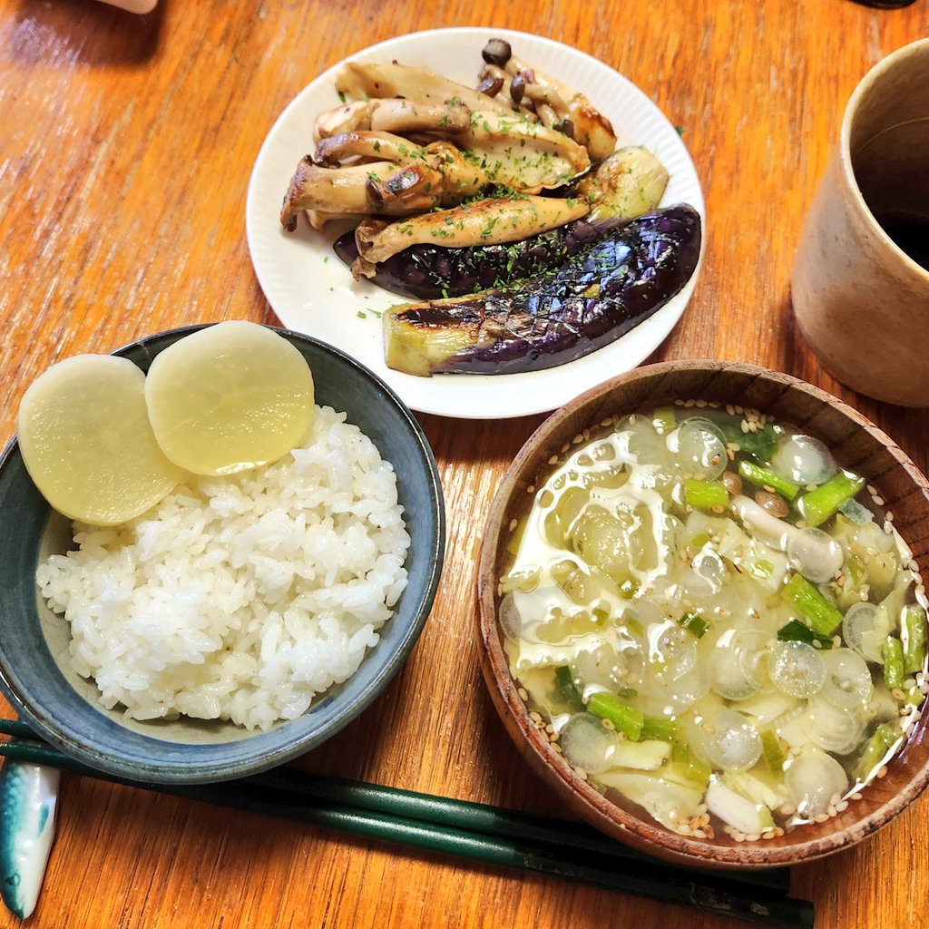 akira___f's tweet photo. おじさんとおじいさんの朝ご飯
茄子とエリンギのソテー
フリーズドライ味噌汁に葱刻み
大根漬け
ビニールすばる
おはようございます https://t.co/Ec6nLI01je