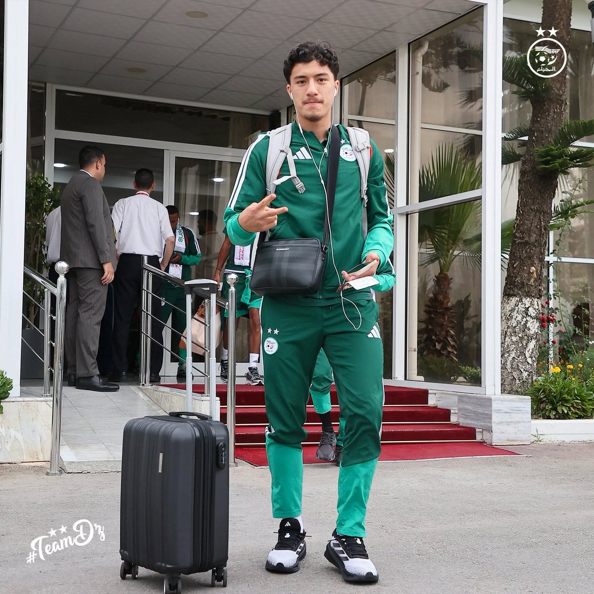 GreenPulseDZ's tweet photo. 🎙️ إبراهيم مازة قبل السفر إلى أمريكا:

• "نربحو ميسي إن شاء الله"

• "لازم نديرو كوب ديموند مليحة، الأرجنتين يبروفوكو بزاف بصح لازم نديرو كالما شوية فالماتش وبالراس ونشوفو الرجلين..." https://t.co/lYuLFzlvvG