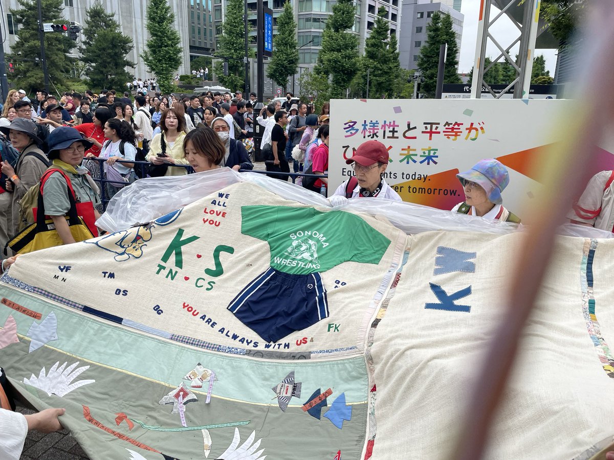kujilabo's tweet photo. 今年の #UpdateHIV は治療法がなかった時代に亡くなった仲間のHIVメモリアルキルトと現在HIVと共に生きる人が共にあるく歴史的なフロートをつくった。キルトは製薬会社のスタッフや看護師、俳優さんたちが持ってくれ や看護師、俳優さんたちが持ってくれた。https://t.co/84bt698VgZ 詳しくはこちら https://t.co/mCy8qZI0iH