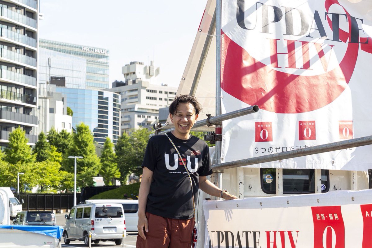 kujilabo's tweet photo. 今年の #UpdateHIV は治療法がなかった時代に亡くなった仲間のHIVメモリアルキルトと現在HIVと共に生きる人が共にあるく歴史的なフロートをつくった。キルトは製薬会社のスタッフや看護師、俳優さんたちが持ってくれ や看護師、俳優さんたちが持ってくれた。https://t.co/84bt698VgZ 詳しくはこちら https://t.co/mCy8qZI0iH