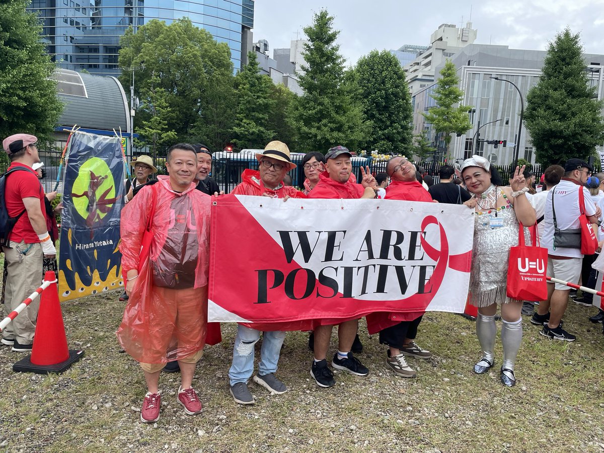 kujilabo's tweet photo. 今年の #UpdateHIV は治療法がなかった時代に亡くなった仲間のHIVメモリアルキルトと現在HIVと共に生きる人が共にあるく歴史的なフロートをつくった。キルトは製薬会社のスタッフや看護師、俳優さんたちが持ってくれ や看護師、俳優さんたちが持ってくれた。https://t.co/84bt698VgZ 詳しくはこちら https://t.co/mCy8qZI0iH