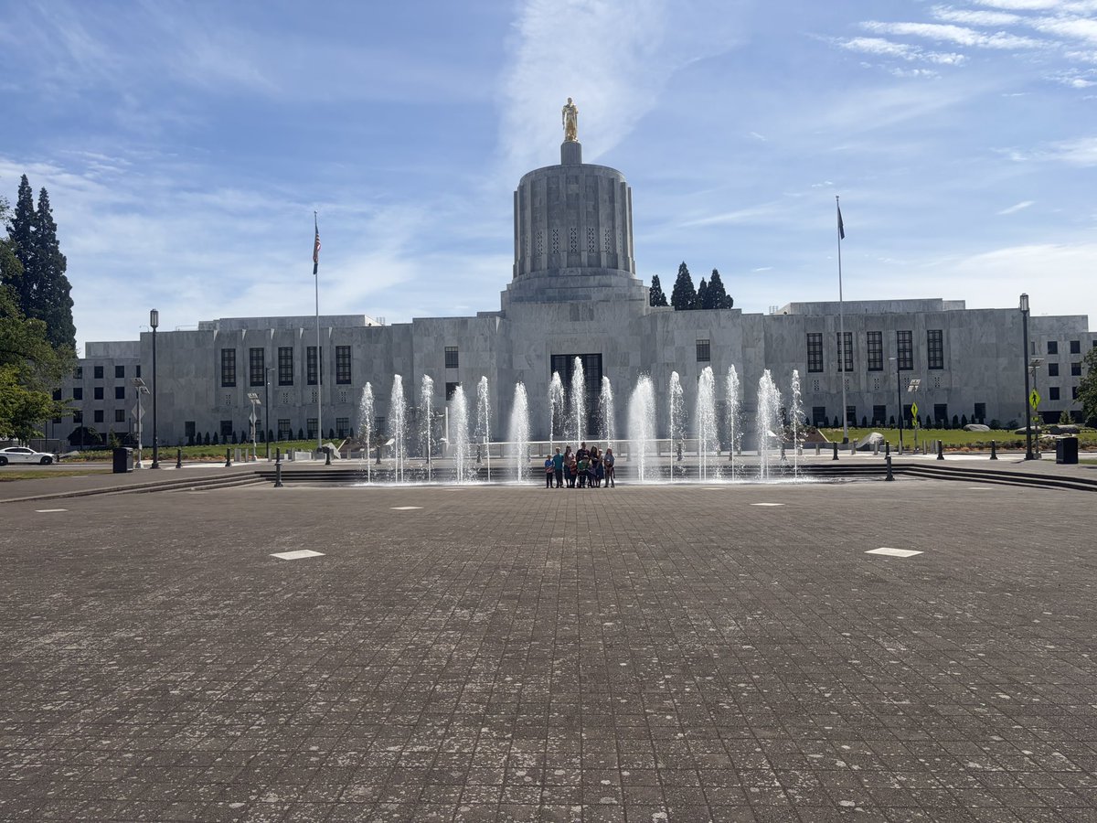 LisaTannerWrite's tweet photo. In Salem to give a ministry update at a supporting church, and we had the opportunity to walk around the capitol building grounds. So pretty! https://t.co/ASvZ2kWuej