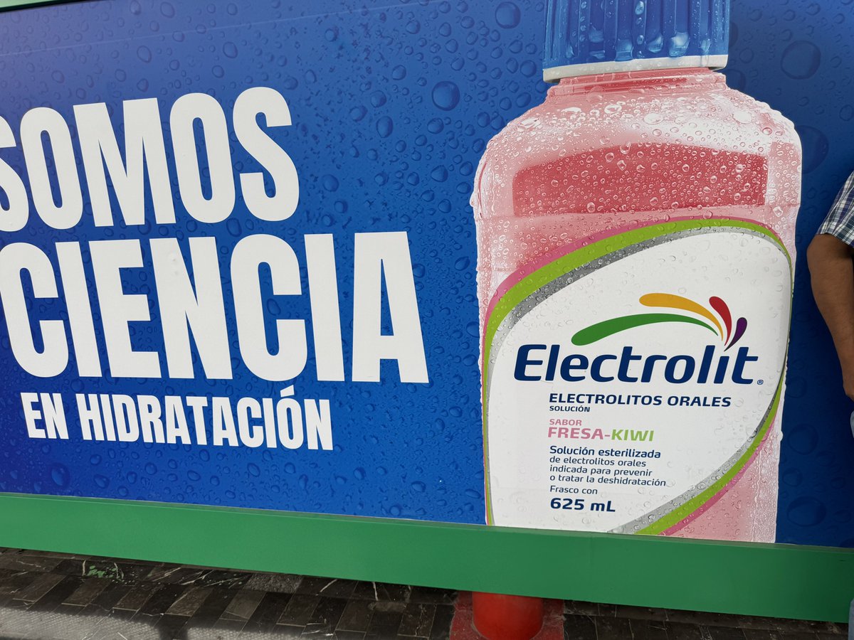 Bee_Yaah's tweet photo. 🇲🇽最強の脱水対策ドリンク「エレクトロリット」について

6月のモンテレイは40℃近い気温にもなる超酷暑地帯。また、メキシコシティは標高2,200mの高地のため、体感は涼しいですが、空気が乾燥しており、自覚がないまま水分が失われる場合があります。

そんな訳で現地の環境はまぁまぁ過酷です。

スタジアムでの応援や移動中、熱中症や脱水症状を防ぐための「救世主」として、現地で誰もが飲む国民的ドリンク「Electrolit（エレクトロリット）」を覚えておいてください。

📝エレクトロリット（Electrolit）とは？
メキシコのコンビニ（セブンやOXXOなど）で必ず売っている、プラスチックボトルに入った経口補水液です。

◎水分・電解質の超急速補給
日本のOS-1やポカリスエットのような役割を果たし、酷暑での発汗や高地での乾燥による脱水を防ぎます。

◎味のバリエーションが豊富
ココナッツ、レモン、イチゴ、グレープ、キウイなどフレーバーがたくさんあります（ココナッツやレモンが人気らしい。私の好みはブルーベリー)

🇲🇽では「体調が悪い時」「暑い時」「二日酔いの時」の万能薬として愛されており、お値段は625mlで40MXN程度。

「喉が渇いた」と感じる前に、水だけでなくこのエレクトロリットを1日1本カバンに忍ばせて、こまめに電解質を補給しながら全力で日本代表を応援しましょう！応援のパフォーマンスを上げるための必須アイテム📣