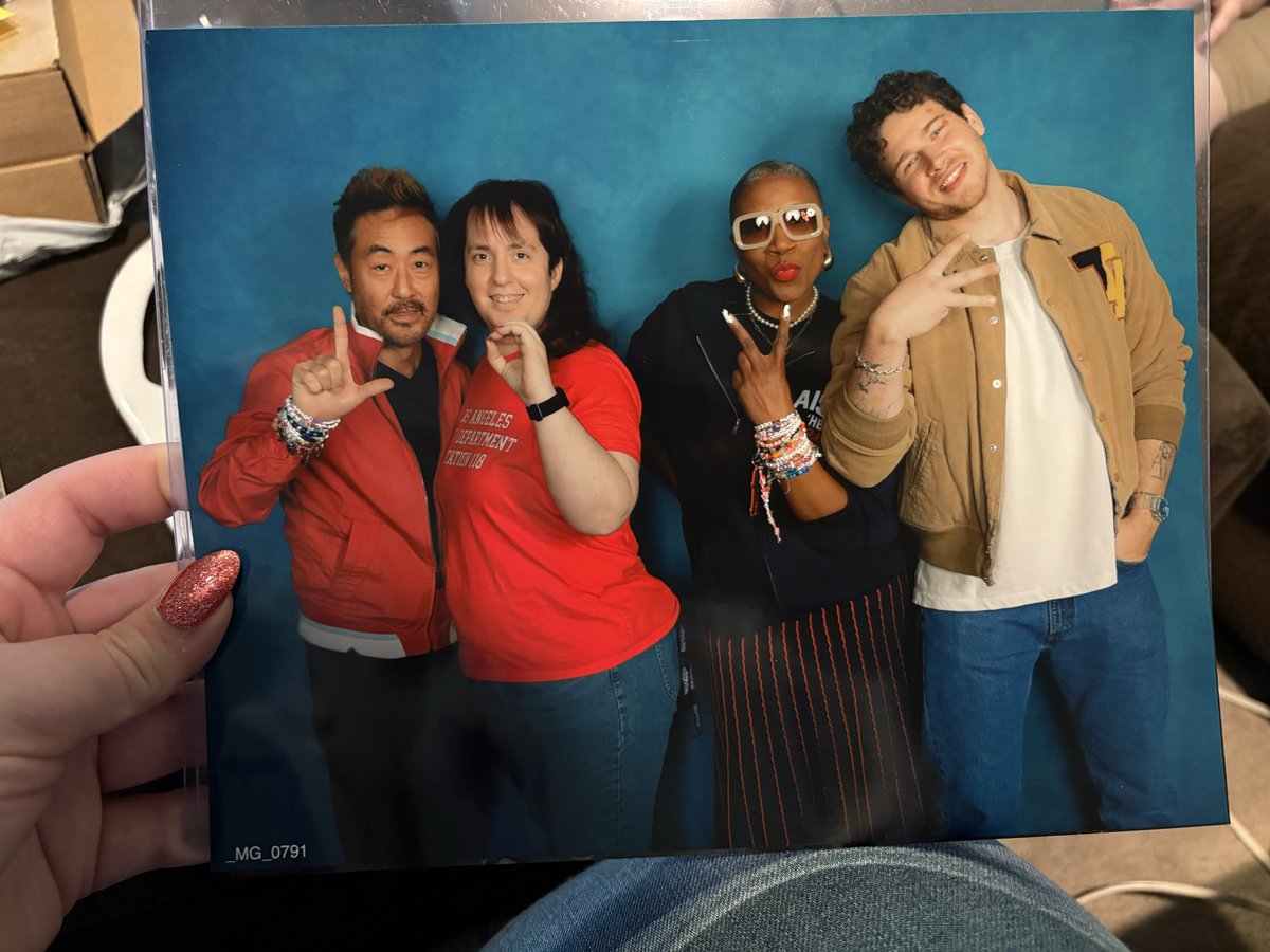 TheMortalFlash's tweet photo. My fave picture, I think, from the con this weekend. ♥️😍 https://t.co/89oOVWtH2k
