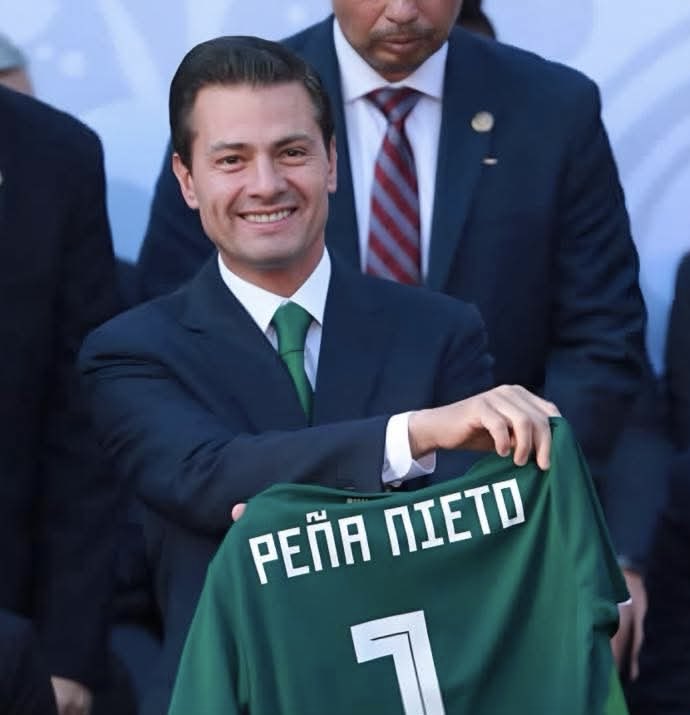 aracelibs's tweet photo. @RealArturoH Podría apostar que si @EPN asistiera a la inauguración del Mundial en CDMX, recibiría más aplausos que la presidenta que presume tener récord de popularidad. https://t.co/IUBp5otNIR