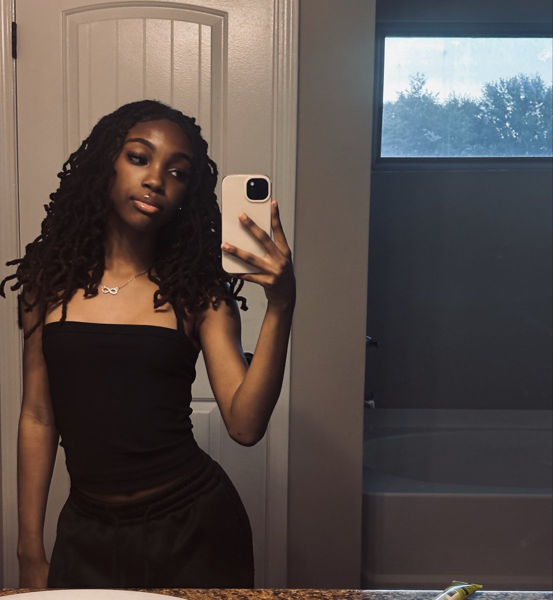 Katewithablog's tweet photo. Love being a black girl with locs💕.

#locs https://t.co/aQa0bEbeKS