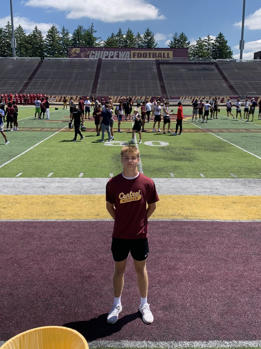 evanoneil22's tweet photo. Had a great time at @CMU_Football this morning. Got to compete and learn from a great and experienced coaching staff. @CoachChapin @CoachSakk @FBCoachEngle @HEDslhsfootball https://t.co/xFHDbxRtTy
