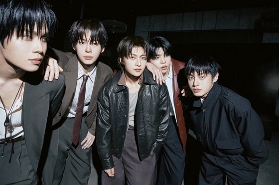 GLOBAL_ZB1's tweet photo. [📰] 260608 #ZEROBASEONE aims squarely at the U.S. market with “Ascend-”… accelerating overseas activities 🎉

ZB1 accelerates overseas activities… U.S. physical album release set for the 26th

According to the agency Wake One on the 8th, ZEROBASEONE will officially release the physical version of their sixth mini album, “Ascend-,” in the United States on the 26th (local time). While pre-orders for signed copies, LPs, and photobook versions are currently being actively conducted through their official online store, the album will also be prominently stocked in major mainstream offline retailers in the U.S., including Target, Barnes & Noble, and Walmart.

This U.S. physical release carries strategic significance beyond a simple export of CDs. In the music industry, ZEROBASEONE’s securing of distribution channels with large U.S. retailers such as Target and Walmart is being interpreted as a move aimed squarely at entering the Billboard 200, Billboard’s main album chart. Since North America remains a market where physical album sales still have a major impact on Billboard rankings, the strategy appears focused on directly converting fandom strength into chart performance through high-accessibility mainstream distribution networks.

It is also notable that the group is attempting to evolve beyond the limitations of a project group and reposition themselves as “long-run artists.” The album “Ascend-” includes the first self-composed song by member Park Gunwook. This demonstrates the group’s shift away from the performance-centered limitations often faced by survival-show-formed groups and toward becoming artist-driven musicians who highlight individual members’ creative abilities. As a team’s identity and musical authenticity deepen, their longevity in the global market is also expected to strengthen.

They are also following a textbook “global escalator” model, first dominating major Asian markets before expanding into the mainstream English-speaking market. With this album, ZEROBASEONE has already topped Japan’s Oricon weekly combined album ranking and China’s QQ Music digital mini-album chart, among other achievements. They have also secured domestic music show wins, solidifying a strong foundation before expanding into North America.

🔗 https://t.co/04y1K2ujco
🔗 https://t.co/UyfDRBNQcd
🔗 https://t.co/FF4ileTV3n

#ZB1 #제로베이스원 @ZB1_official