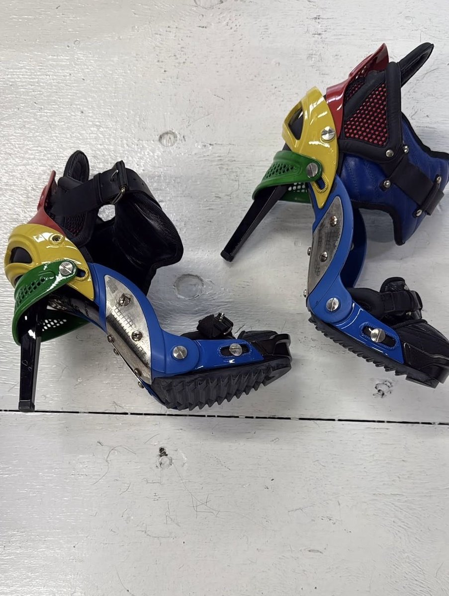 NUCLE4RSTAR's tweet photo. Beyoncé wearing Balenciaga’s colorblock Lego heels from the fall 2007 runway collection https://t.co/eKWmgpIsd4