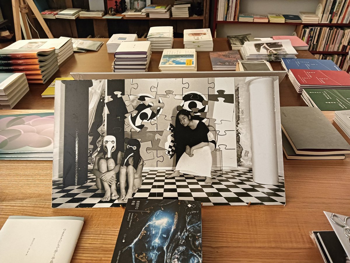 soukobooks's tweet photo. 詩的/写真的の期間中、鈴木野々歩さんから預かっている村岡由梨さんの作品を展示しております。昨日来たお子さんが、からすがいる！と言って見ていました。 https://t.co/L612RndL5G