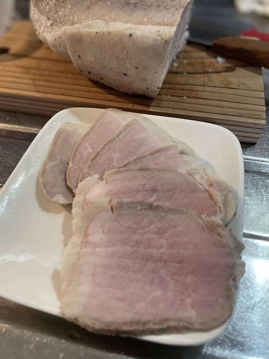 nagaremono715's tweet photo. 炊飯器で作る自家製ハム、豚モモで第二弾。
今回はほんのりピンクでいい感じに出来たかも！？

#プロシュートコット　#homemadeham https://t.co/Vh1HRQcc3U
