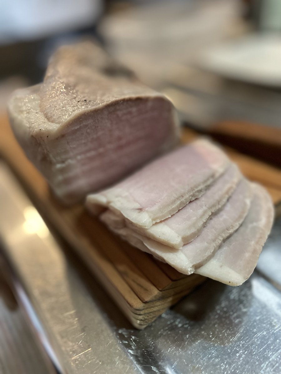 nagaremono715's tweet photo. 炊飯器で作る自家製ハム、豚モモで第二弾。
今回はほんのりピンクでいい感じに出来たかも！？

#プロシュートコット　#homemadeham https://t.co/Vh1HRQcc3U