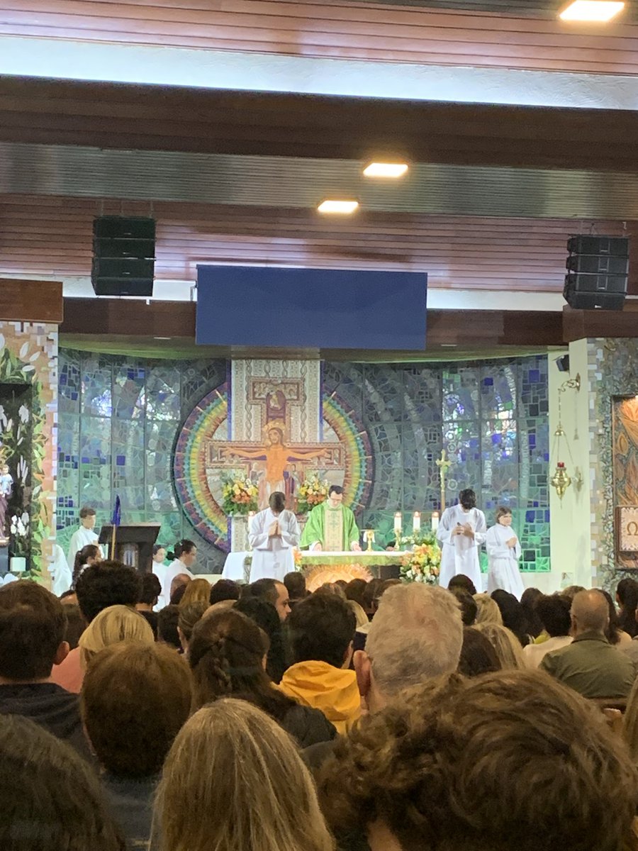 groselhas's tweet photo. coisa boa ir à missa e, ao menos, tentar, viver uma vida que agrade a Deus. 🕊️ https://t.co/3pABtg8iVy