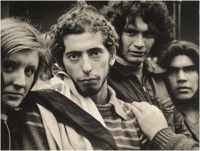 maximazzon's tweet photo. Los muchachos peronistas de la serie Funerales del Presidente Perón de Sara Facio.
Esa foto encajaria perfectamente en el Funeral del Indio.
Cambian los tiempos, el actor social es el mismo. 
La Patria. La Argentina que para muchos es Orgullo y para otros, es la verguenza. https://t.co/2RvXDJhX9P