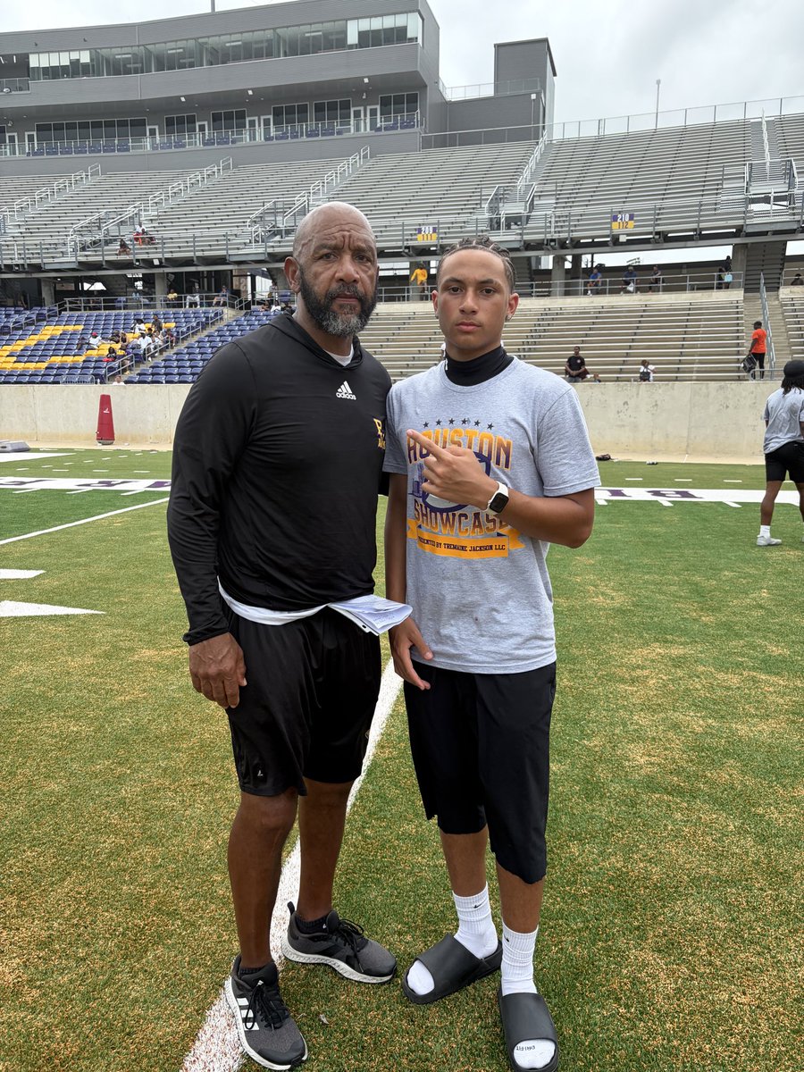 duces2x's tweet photo. Thank you to all the coaches at @pvamufb_ had a great time being taught and coached up, learning new skills with amazing reps. 
@CoachColbert11 
@coachchuchudoe 
@CoachDrake6 
@coachpleasant 
@stpfootballbc https://t.co/awUvaJXH21