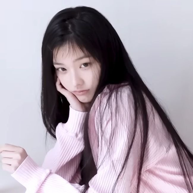 98HOKAZONO's tweet photo. the meaning of #iroha signature

her signature is the sign 「彩」 which means color in japanese and chinese.

iroha’s chinese name is 外园彩羽 that means garden plume 🌸 we can also see that  「彩」 is part of her name. that's so genius of her   ₊˚‧(๑σ̴̶̷̥́ ₃σ̴̶̷̀)·˚₊ https://t.co/okb7RWIW5l
