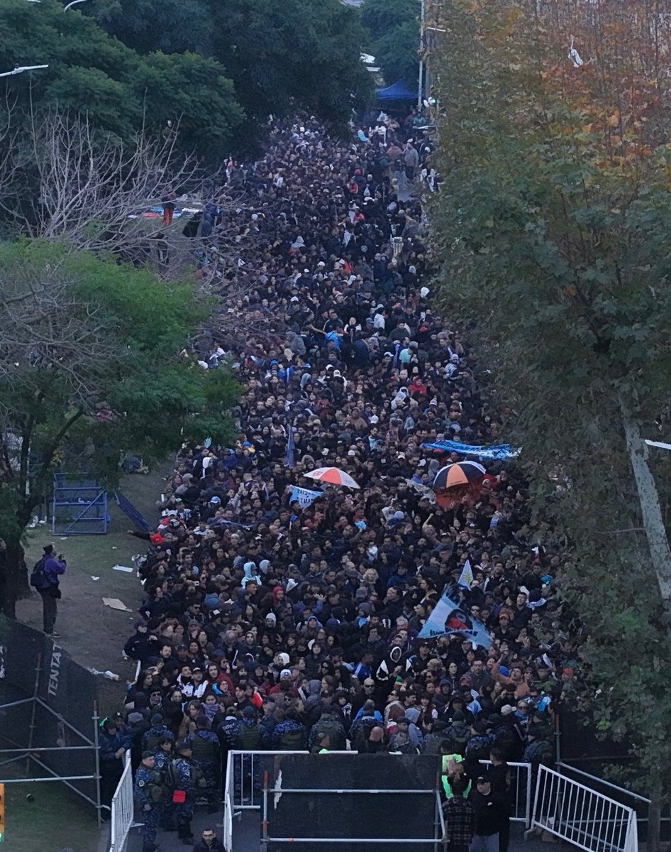 GonzaStanco's tweet photo. En una época de individualismo, odio y enfrentamientos permanentes, ver a un pueblo unido emociona. Es la demostración de que la cultura sigue convocando donde la política divide. El Indio se va, pero deja una postal de esperanza. ¡GRACIAS CARLOS ALBERTO! ❤️♾️😎 https://t.co/1Dig8HuTIf