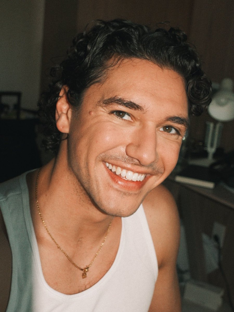 ckmiIa's tweet photo. Bel pode ser lindo e ter o shape em dia, mas foi o sorriso dele que me prendeu e me fez amar mas ainda o GG #offcampusnobr #belmontcameli https://t.co/rByI0C7jDC