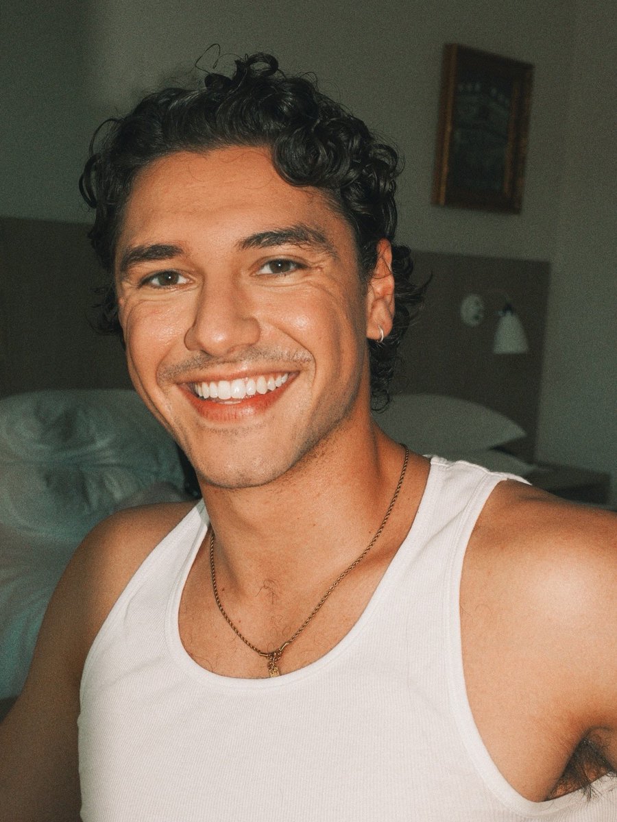 ckmiIa's tweet photo. Bel pode ser lindo e ter o shape em dia, mas foi o sorriso dele que me prendeu e me fez amar mas ainda o GG #offcampusnobr #belmontcameli https://t.co/rByI0C7jDC