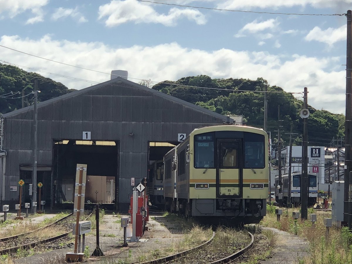 tmorimot1's tweet photo. 石見の鉄路から
島根県浜田市の西日本旅客鉄道山陰本線浜田駅と後藤総合車両所出雲支所浜田派出所
6月7日(日)午後、しばらく見かけなかった木次線の車輌と機関車見ることが出来ました。
#島根県
#浜田市
#西日本旅客鉄道
#山陰本線
#浜田駅
#キハ1205
#DD511179
#332D https://t.co/jVY1L9HkHJ