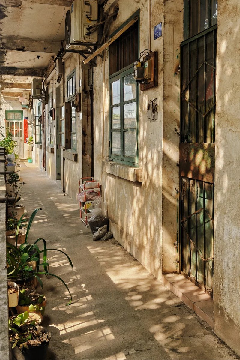 KevinC88410's tweet photo. Random street corner vibe I’ll never get enough of  Coffee smells + evening light hits different here https://t.co/GbK0Coq9vt