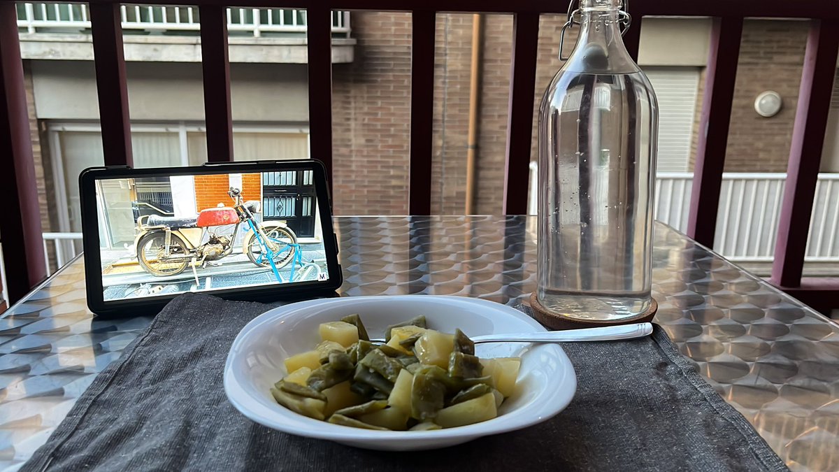 vafebrum's tweet photo. Comença la temporada de sopar al balcó, no val comentar res sobre lo trist que és lo meu sopar. https://t.co/k1EU3Va7NJ