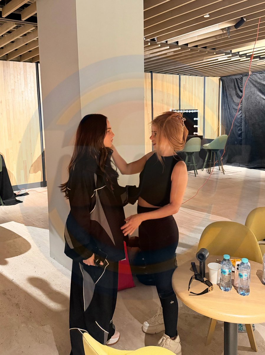 programa_hoy's tweet photo. Belinda y Shakira juntas en el backstage de la inauguración del Mundial 2026 en CDMX. Ambas formarán parte del espectáculo musical que dará inicio a la gran fiesta del futbol. https://t.co/LZmDSvR1Z1
