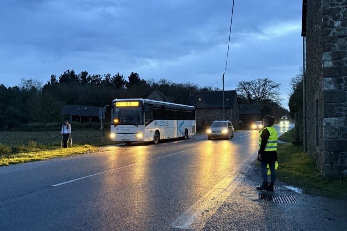 ImpactMediaFR's tweet photo. 🚨🇫🇷🚌 ALERTE INFO !

INCROYABLE MAIS VRAI 😨

LICENCIÉ POUR AVOIR RACCOMPAGNÉ DES ENFANTS DEVANT CHEZ EUX AFIN DE GARANTIR LEUR SÉCURITÉ, IL PERD ÉGALEMENT SON PROCÈS AUX PRUD’HOMMES 

Damien Tabard, chauffeur de car scolaire, déposait certains enfants directement devant leur domicile aux Billanges (Haute-Vienne) afin qu’ils n’aient pas à marcher seuls sur des routes dangereuses. Mais le conseil de prud’hommes de Limoges vient de lui donner tort, estimant qu’il n’avait pas respecté les consignes de son employeur…

👉 Parmi les enfants concernés figurait notamment une jeune fille de 12 ans qui aurait été contrainte de "marcher 650 mètres dans le noir sur une route communale sans trottoir ni marquage au sol", témoigne sa maman.

Chauffeur depuis 17 ans, Damien Tabard avait reçu le soutien d’une vingtaine de parents venus manifester lors de son audience.

Mais le conseil de prud’hommes a estimé qu’en effectuant ces arrêts non autorisés, il avait bien commis un acte d’insubordination.

Le LICENCIEMENT POUR FAUTE GRAVE a donc été confirmé.

Le chauffeur a annoncé qu’il ne ferait pas appel.

👉 Depuis cette affaire, les arrêts du car scolaire ont été modifiés afin d’améliorer la sécurité des enfants.

QUELLE HONTE ! 😳

BRAVO MONSIEUR POUR VOTRE HUMANITÉ ET VOTRE BON SENS. 👏

(Le Parisien)