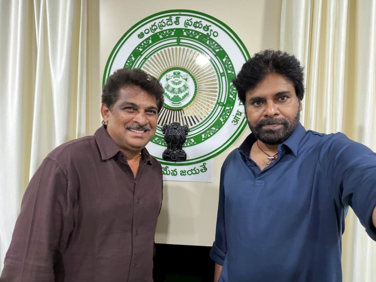 JSPSrinivasarao's tweet photo. మంగళగిరిలోని  కేంద్ర కార్యాలయంలో, ఉపముఖ్యమంత్రి &amp; జనసేన పార్టీ అధ్యక్షులు శ్రీ పవన్ కళ్యాణ్ గారితో మర్యాదపూర్వకంగా సమావేశం జరిగింది. 

@JanaSenaParty @PawanKalyan https://t.co/YpUGknW6Mw