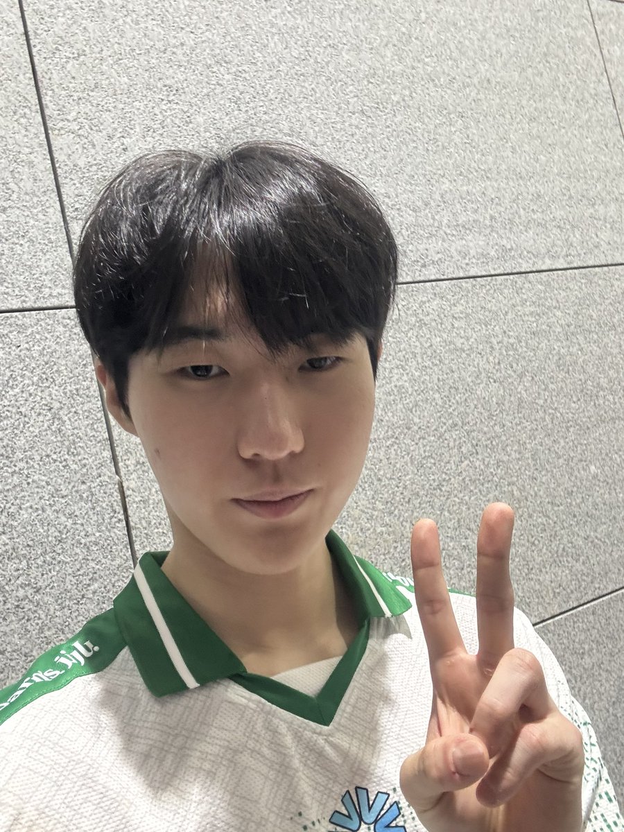 _ginger_ow's tweet photo. 우리팀 새로운 막내 스핀트님 !
이거 사진 두 개 무슨 차이예요? ㅠㅠ ㅋㅋㅋ 그냥 연사 수준 ㅋㅋㅋㅋㅋㅋ
와 근데 얼굴 진짜 갸름하시다… 부럽… https://t.co/2QON3xCEvS