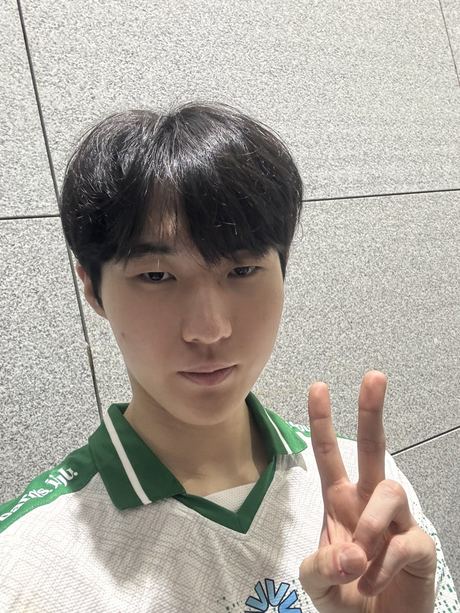 _ginger_ow's tweet photo. 우리팀 새로운 막내 스핀트님 !
이거 사진 두 개 무슨 차이예요? ㅠㅠ ㅋㅋㅋ 그냥 연사 수준 ㅋㅋㅋㅋㅋㅋ
와 근데 얼굴 진짜 갸름하시다… 부럽… https://t.co/2QON3xCEvS