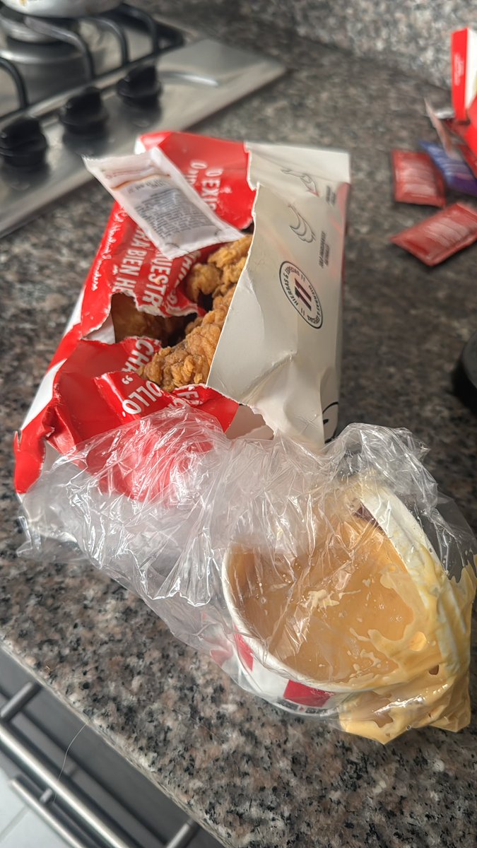 ramen92_'s tweet photo. @RappiColombia y @kfccolombia a ustedes les parece lógico que un pedido llegue así? https://t.co/0Hs9lRUWQK