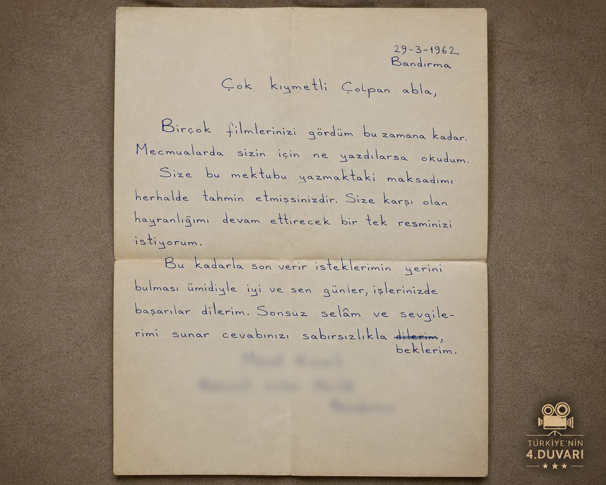 4thwallofturkey's tweet photo. 1962 yılınd Bandırma'dan Çolpan İlhan'a yazılmış bu mektubu, 2026 yılında Beykoz'da sıcak bir yaz günü ben açtım.
Mektupta da dediği gibi:
"Hayranlığımı devam ettirecek bir tek resminizi istiyorum."
Sanıyorum o fotoğraf hiçbir zaman gitmedi.Umarım hayranlığı devam etmiştir. https://t.co/Vt8Wgqy2iX