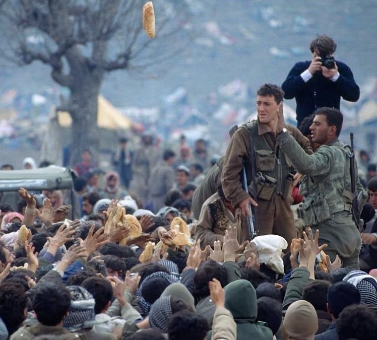 xmilitarist's tweet photo. Saddam’dan kaçarak Türkiye’ye sığınan Kürtlere Türk askerleri ekmek dağıtıyor.

1991, Şırnak. https://t.co/tFfUYxj5B5