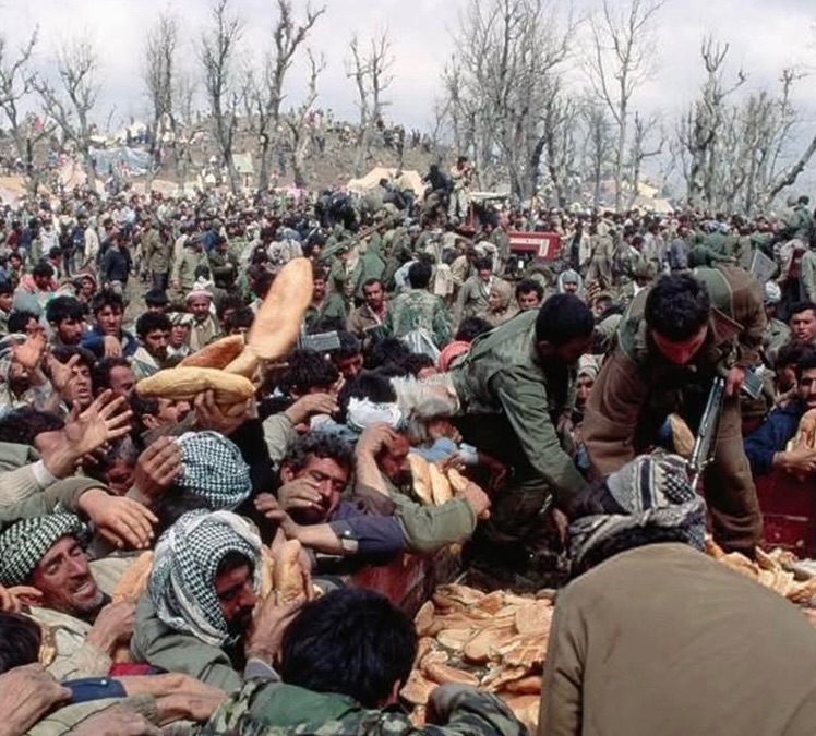 xmilitarist's tweet photo. Saddam’dan kaçarak Türkiye’ye sığınan Kürtlere Türk askerleri ekmek dağıtıyor.

1991, Şırnak. https://t.co/tFfUYxj5B5