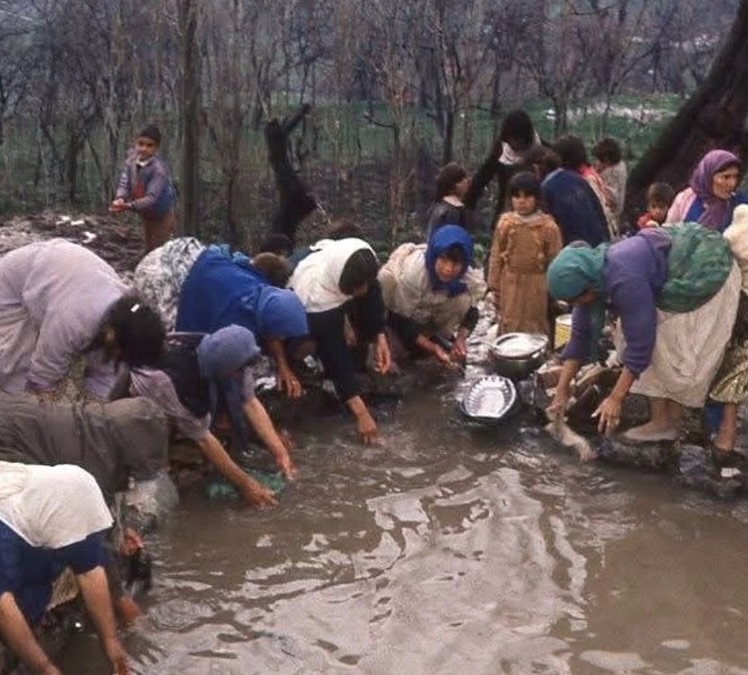 xmilitarist's tweet photo. Saddam’dan kaçarak Türkiye’ye sığınan Kürtlere Türk askerleri ekmek dağıtıyor.

1991, Şırnak. https://t.co/tFfUYxj5B5