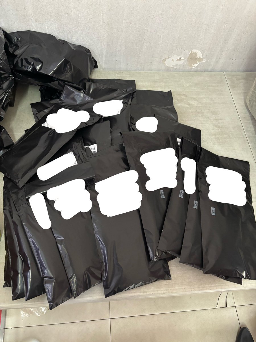 markcouvr's tweet photo. #neotifyed 

updates re lfm b1/b2 and mh rih keyrings! 

- GGX BATCH 3 SHIPMENT (6/5) ✅
- LFM B1 MH RIH KRS JNT BATCH 3 SHIPMENT (6/7) ✅ 
- LFM B2 JNT BATCH 3 SHIPMENT (6/7) ✅ 
- FOR SDD ORDER/S : please send me a dm po on tg instead kasi hindi po nagnonotif yung messages 🥲+ https://t.co/imTbFbKvtc