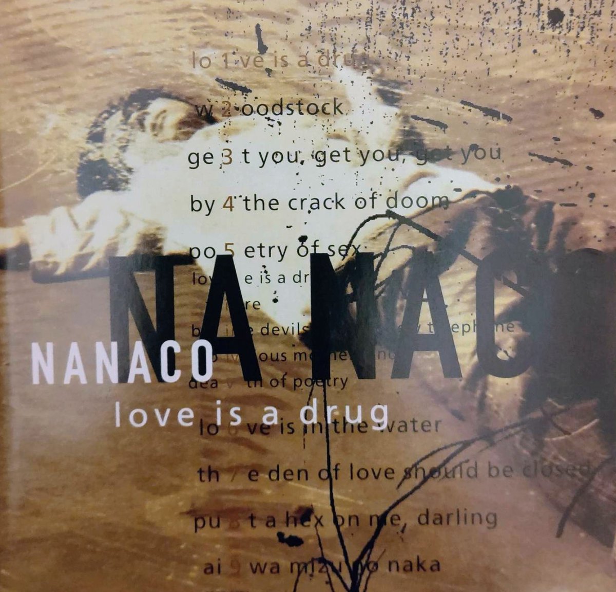 f_fvc1's tweet photo. nanaco＊love is a drug 1996

オルタナ (佐藤) 奈々子。長田進のDr.StrangeLoveが全面参加。GREAT3もコーラス隊で協力。NMEでSingle of the Weekに選出のM1、9分越えのアブストラクトな大作M9など圧巻。ロンバケ大ヒット中のhyperdisc recordsとあって後半3曲は日向大介率いるCAGNET勢が担当。 https://t.co/pDhk5h4a6j