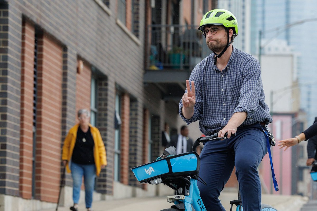 BlockClubCHI's tweet photo. A city worker who oversaw bike infrastructure improvements was killed while biking in Bridgeport Friday. 

Now, colleagues are working to honor Riley O'Neil contribution to the city's bike grid while calling for greater protections for cyclists. 
https://t.co/y2DPbhk0yn https://t.co/GpNXH0k7pC